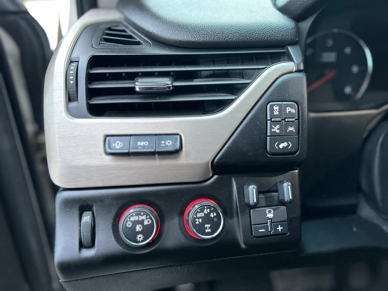 2015 GMC Yukon XL - Image 9