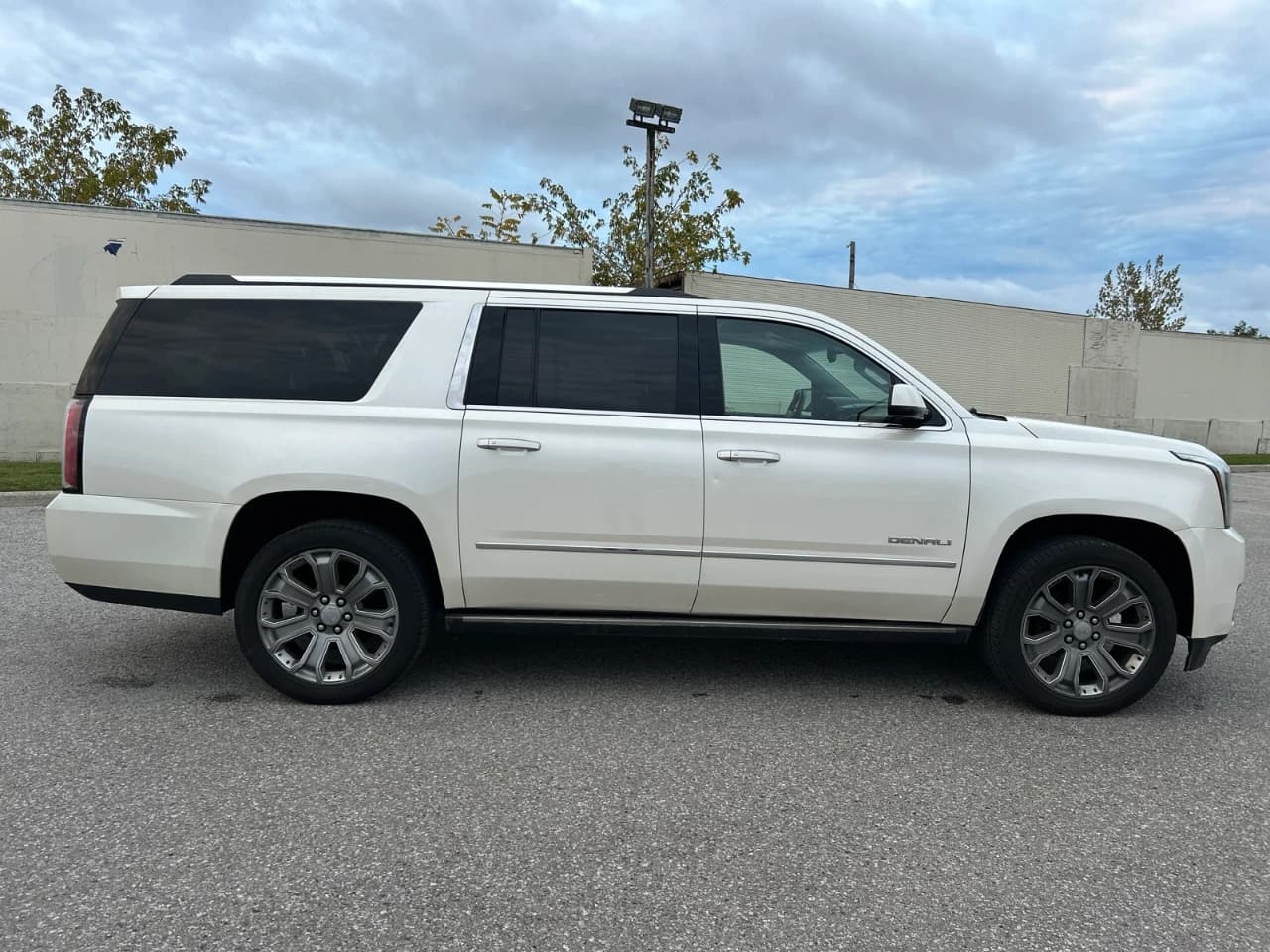 2015 GMC Yukon XL - Image 4