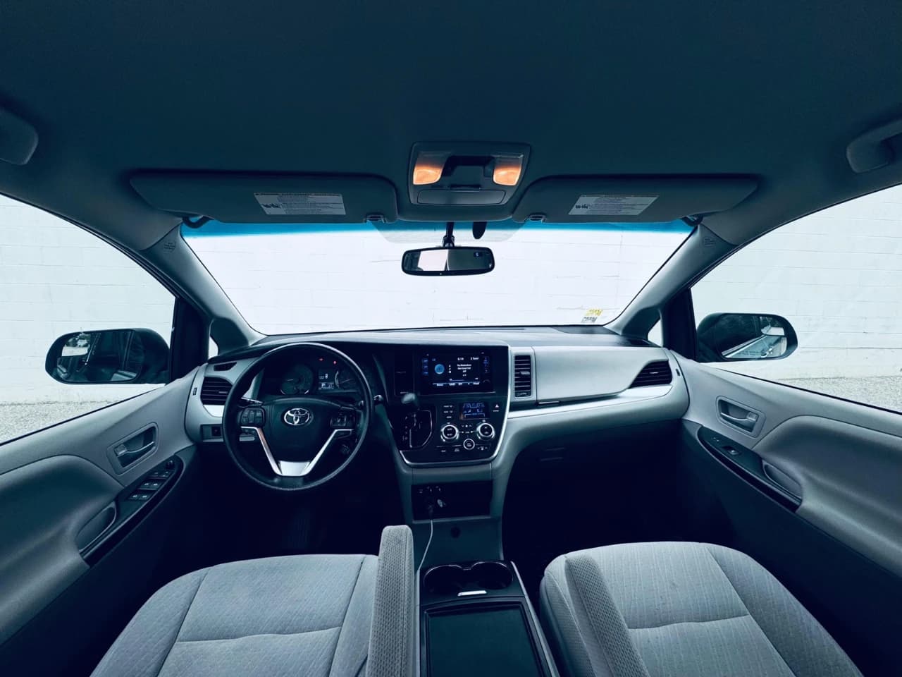2017 Toyota Sienna - Image 9