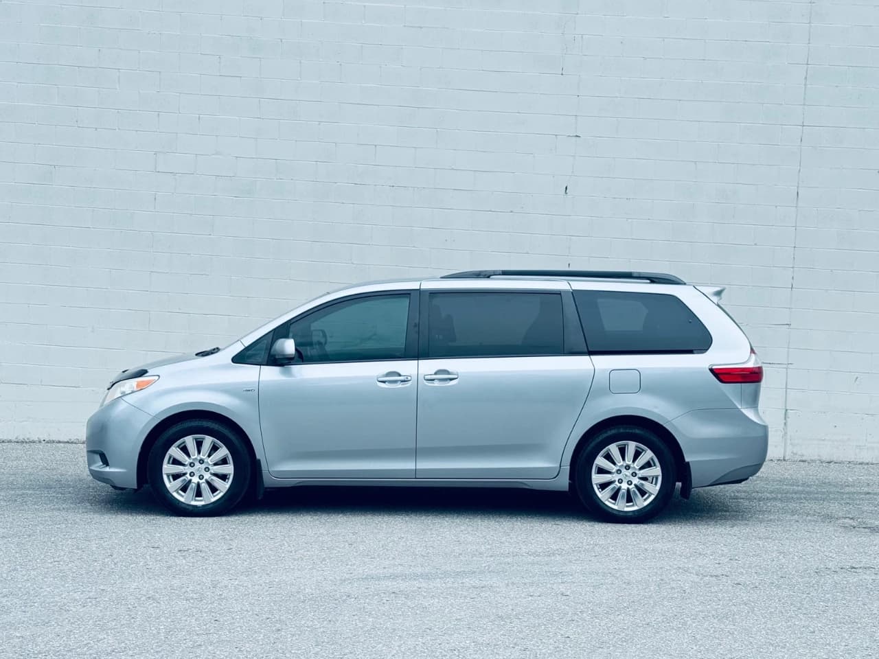 2017 Toyota Sienna - Image 3