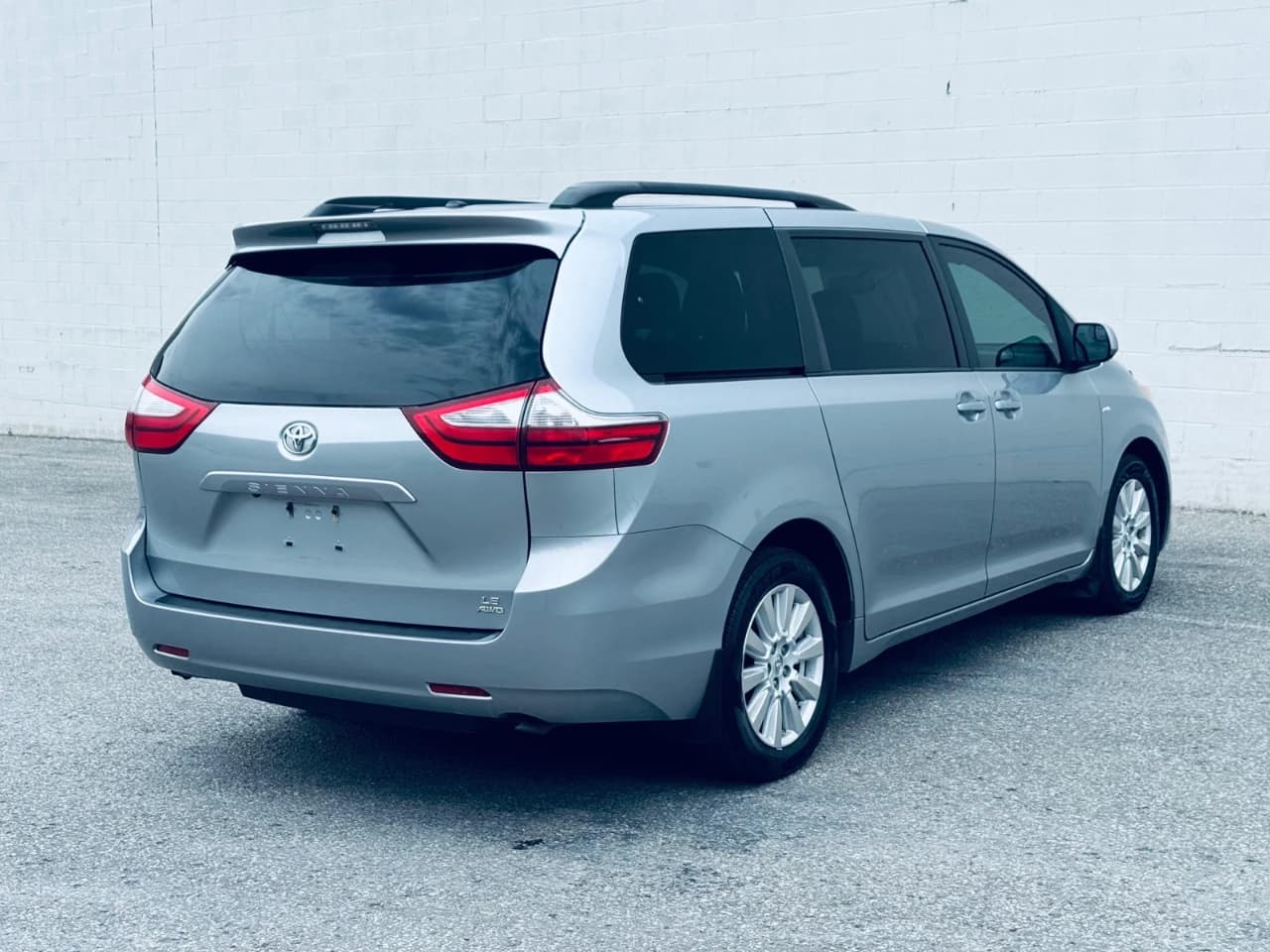 2017 Toyota Sienna - Image 7