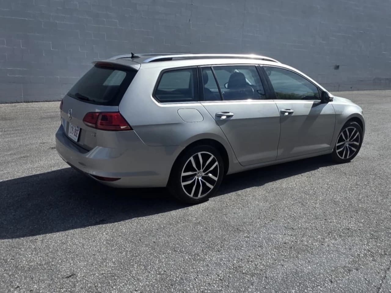2015 Volkswagen Golf Sportwagon - Image 3