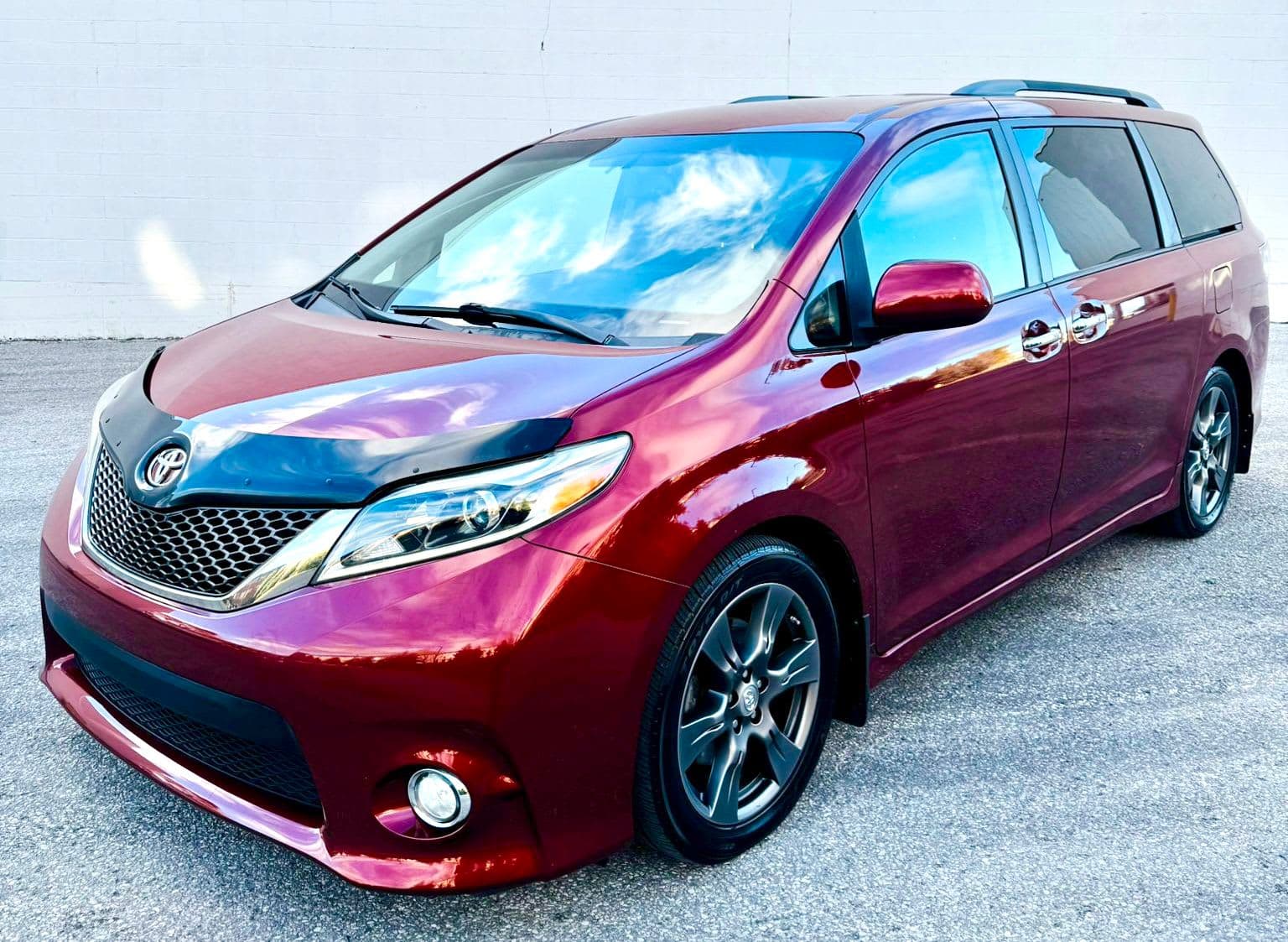 2017 Toyota Sienna - Image 2
